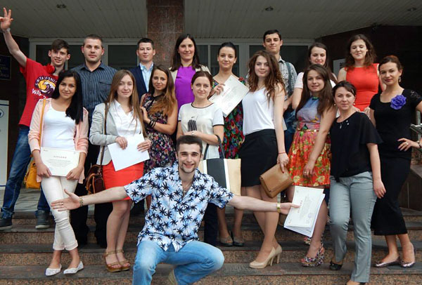 Diplome de participare înmânate absolvenţilor Şcolii Tânărului Lider Politic, ediţia XIII