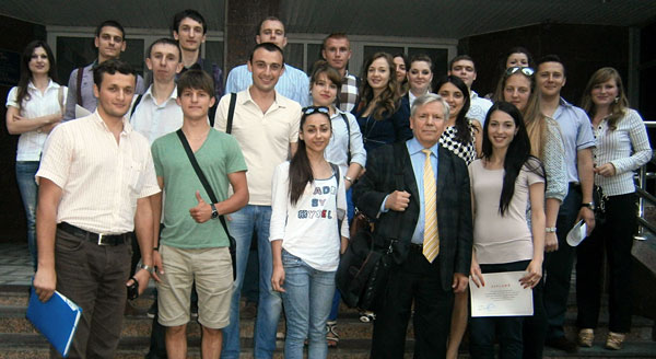 Diplome de participare pentru absolvenţii Şcolii Tânărului Lider Politic, ediţia XII